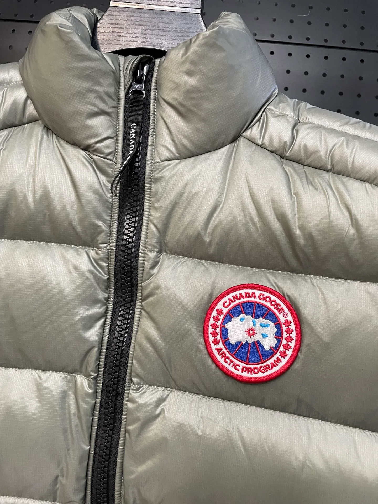 P560 Canadian brand CanadaGoose men's and women's CROFTON lightweight down vest 2229M DWR water-repellent treatment WindWall windproof fabric 700 fleece filling original mold opening details one to one production The upper body effect is stunning Exclusively available on the Xiaohongshu purchasing platform The highest version on the market Size: XS S M L XL XXL